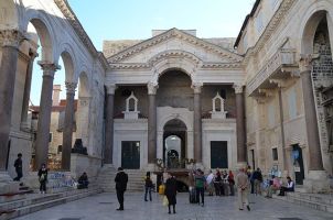 640px-Peristyle_of_Diocletian's_Palace,_Split_(11908116224)